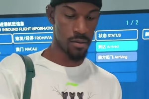 巴特勒中国行正式开启!今日抵达成都 为现场等候的球迷各种签名