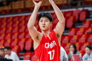 外线炮台!赵嘉义手感不错 三分5中3得9分4板2助1抢断 正负值+11