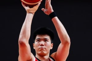 自信放光芒!焦泊乔半场替补4分37秒 4中3贡献8分3板1助