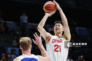 还是比较稳!胡金秋半场6中3拿下6分4篮板