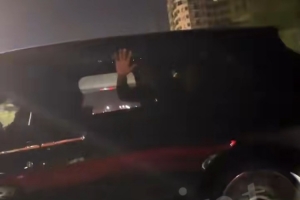 得注意安全!球迷一路追车狂喊追梦 追梦摇下车窗和球迷打招呼